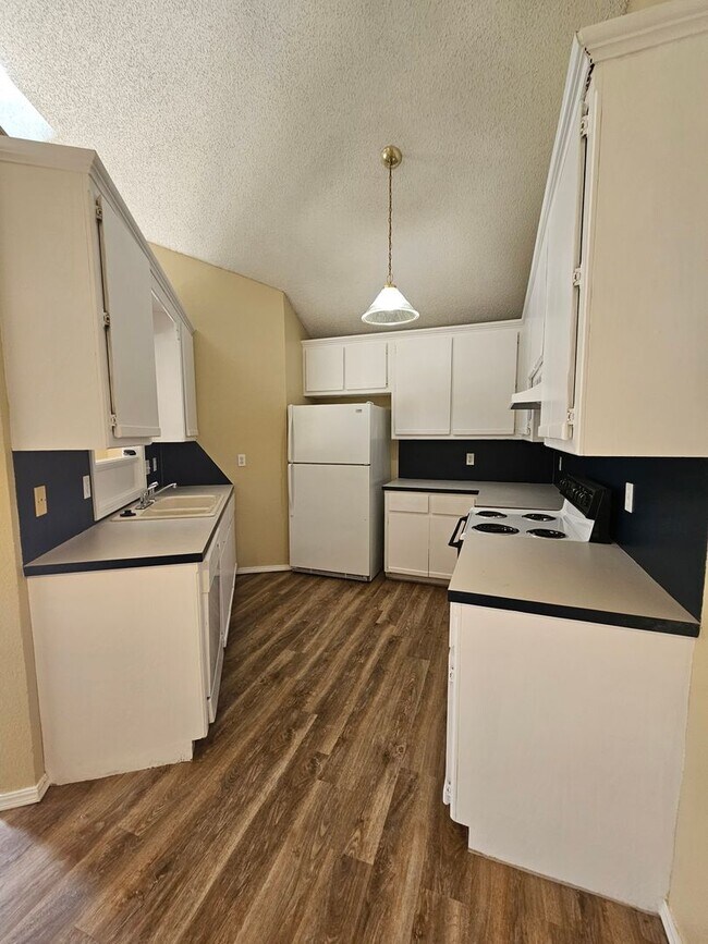 Foto del edificio - West Norman Townhome Available NOW!