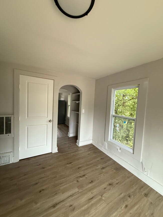 Building Photo - 109 S Maple St