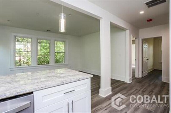 Foto del edificio - 678 Moreland Ave NE