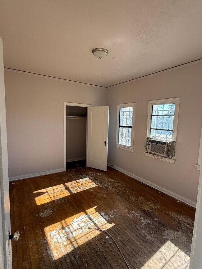 Foto del edificio - 5942 Willoughby Ave