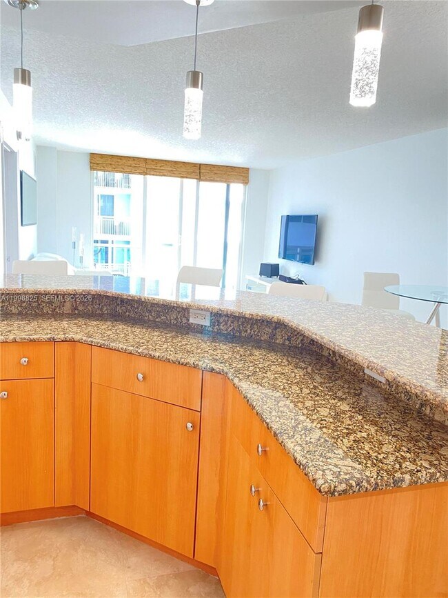 Foto del edificio - 6917 Collins Ave