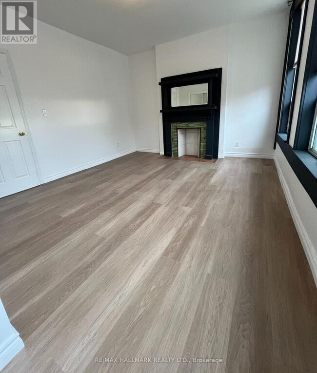 Building Photo - 804 Queen St E