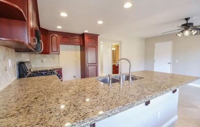 Building Photo - 5 Sanderling Ln