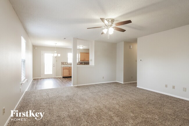 Foto del edificio - 9212 Wandflower Dr