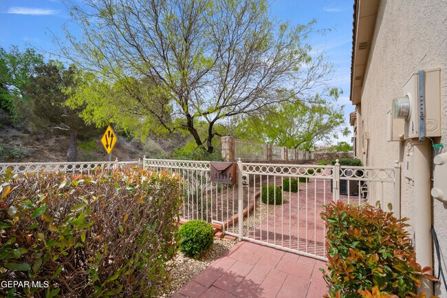 Building Photo - 5939 Bandolero Dr