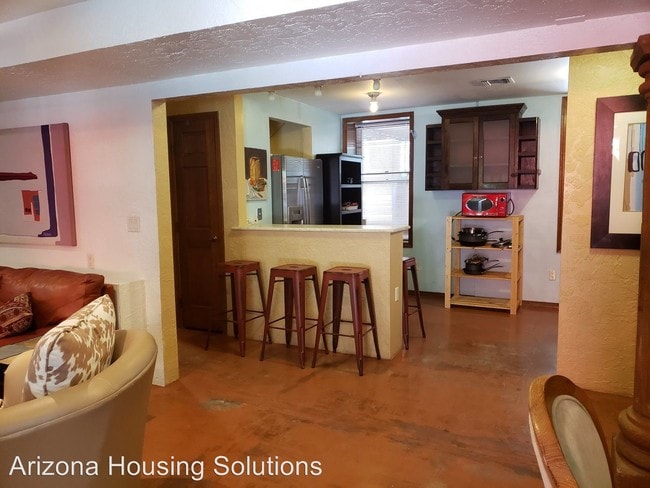 Building Photo - 3 br, 2 bath House - 233 N. Main Ave