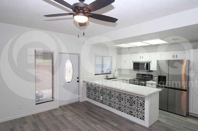 Building Photo - 170 E Guadalupe Rd
