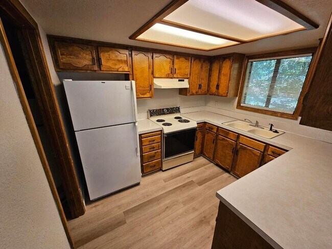 Building Photo - 2 bedroom 1.5 bath. Downtown Townhome Clos...
