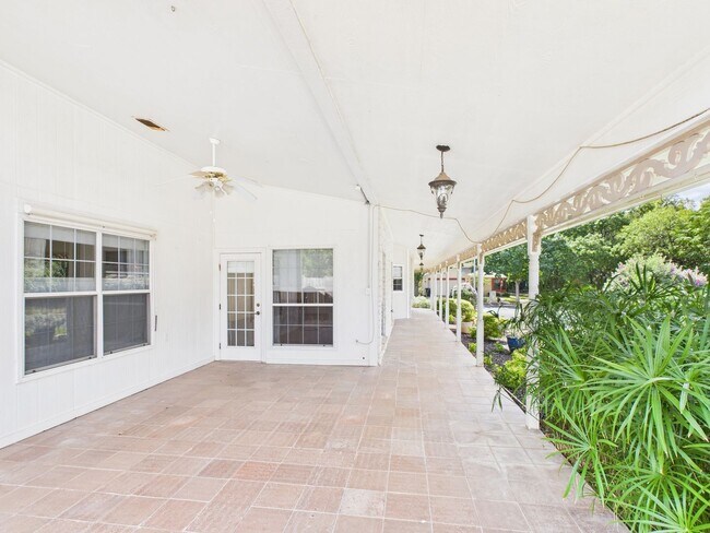 Building Photo - Corner Lot Garden Home
