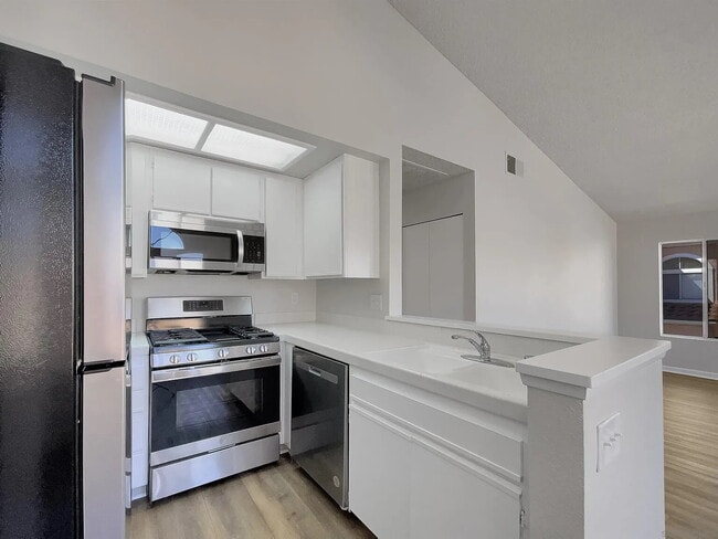 Building Photo - "Coastal Comfort: Spacious 2-Bed, 2-Bath Retreat in Oceanside!"