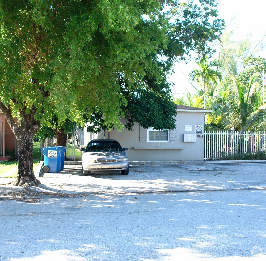 Foto del edificio - 420-422 NE 73rd St