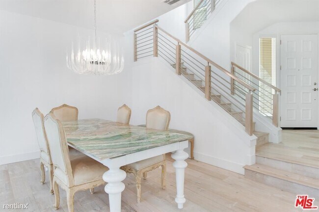 Building Photo - 6469 Zuma View Pl