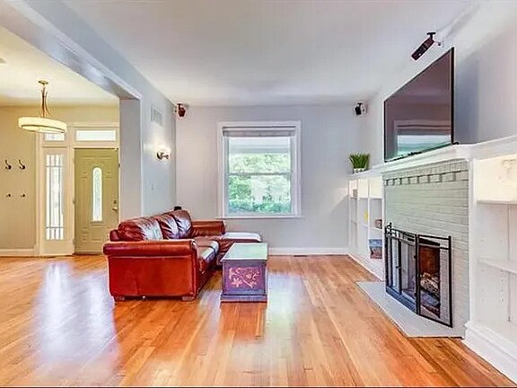 Foto del edificio - 5842 Pershing Ave