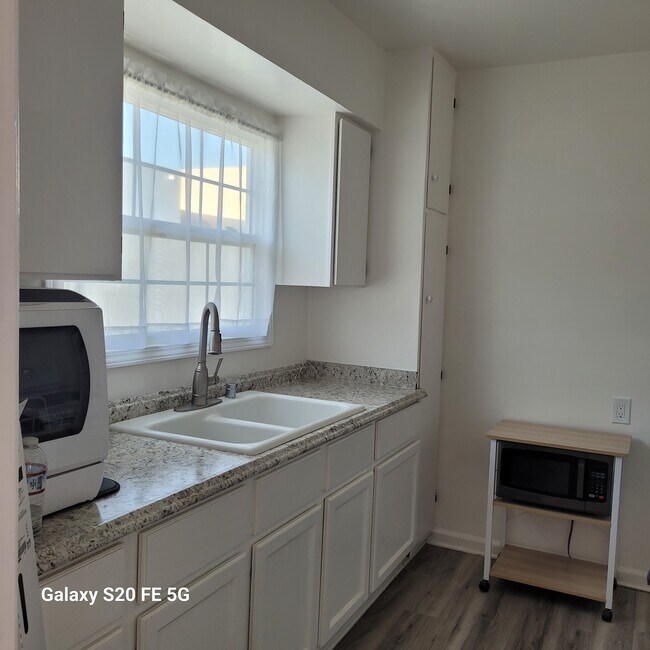 Kitchen - 5147 Auckland Ave