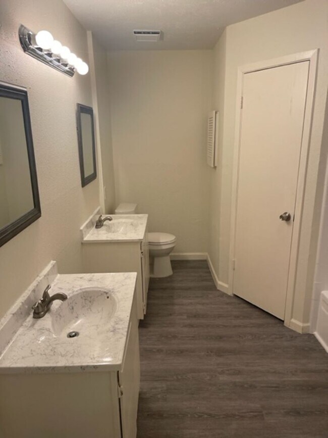 Foto del edificio - 3105 Tree House Cir