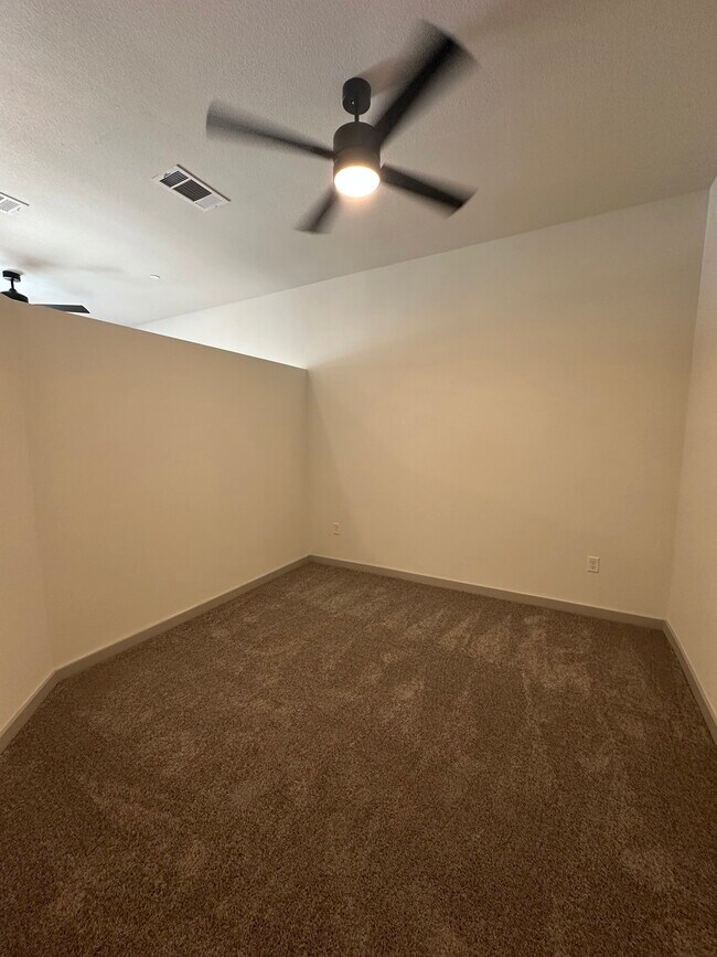 Building Photo - 5821 Calmont Ave