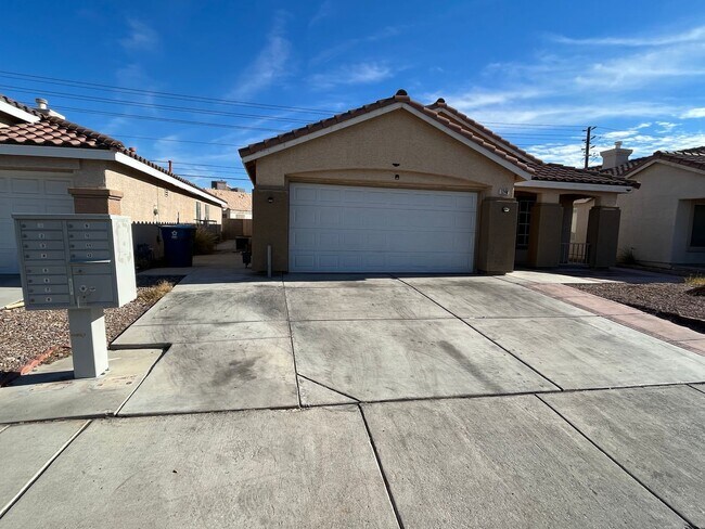 Foto del edificio - 3BD/2BA Home with Open Floor Plan, Vaulted Ceilings & 2-Car Garage