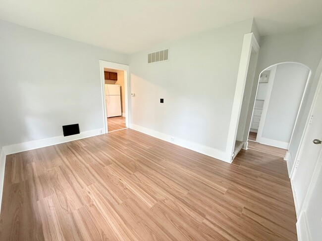 Building Photo - Newly remodeled 3 bed 1 bath in Normal!
