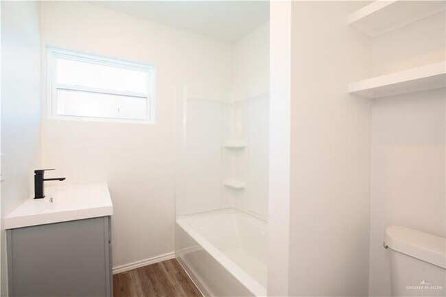 Foto del edificio - 802 Redwood Ave