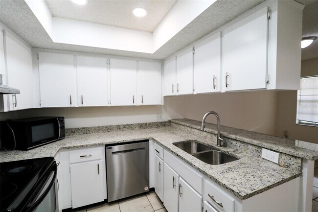 Building Photo - 3253 Bloomingdale Villas Ct