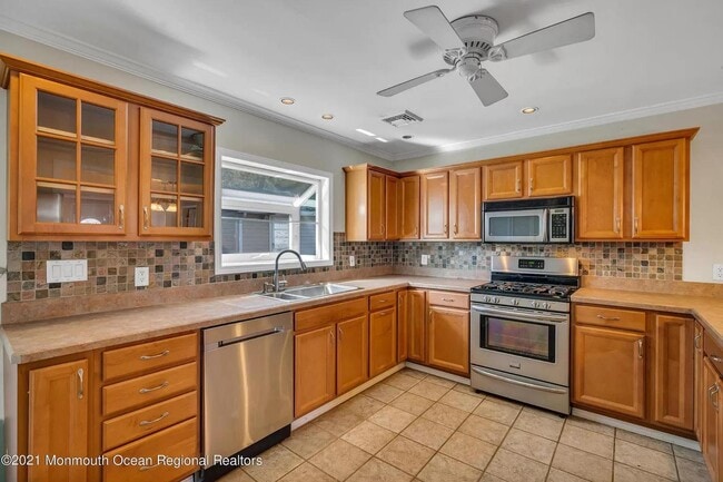 Building Photo - 6 Locust St