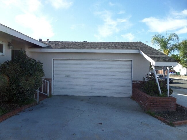 Building Photo - 3 Bedroom-2 Bathroom Single Story Home in ...