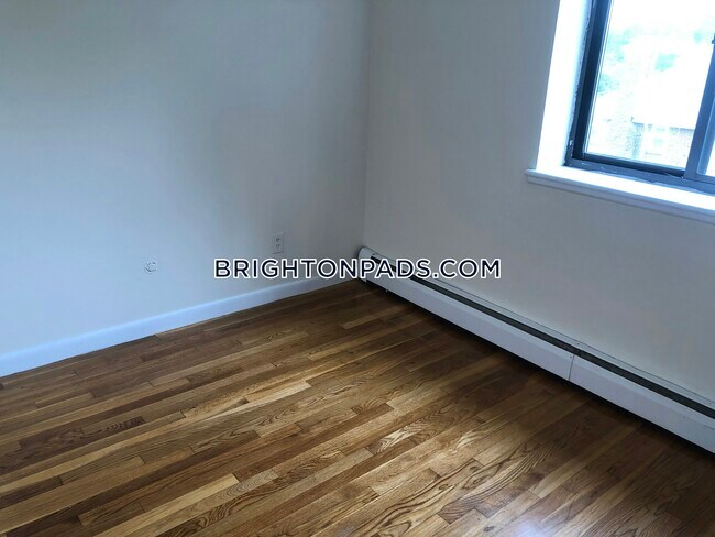 Building Photo - 122 Dustin St