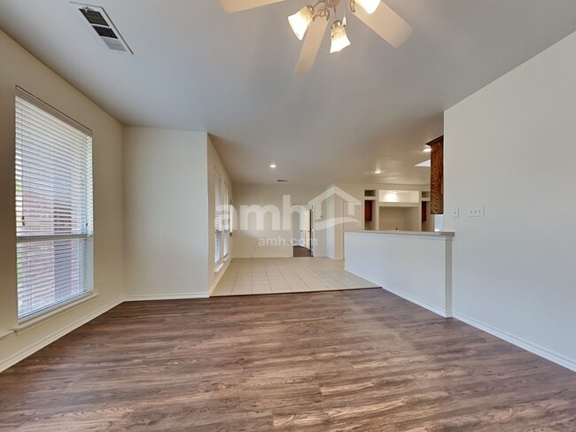 Foto del edificio - 5716 Ozark Dr