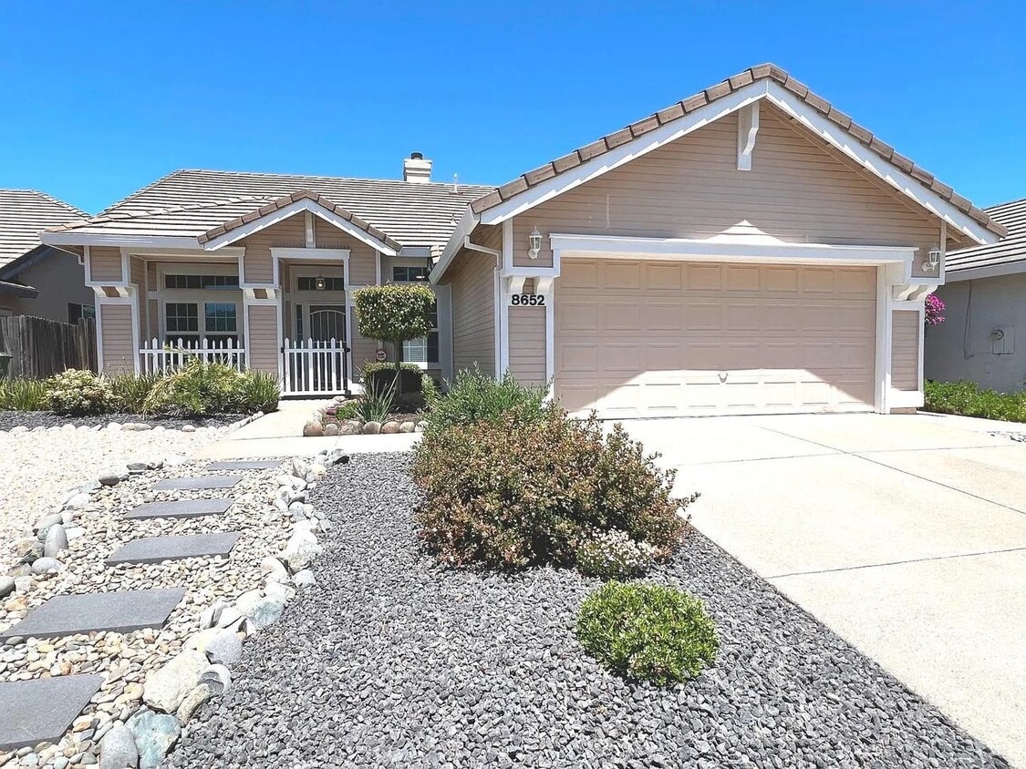 Foto principal - Beautiful Clean 3 Bedroom 2 Bath 1451 Sqft...