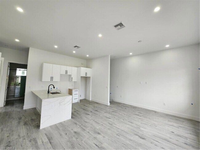 Foto del edificio - 10651 Hampton St