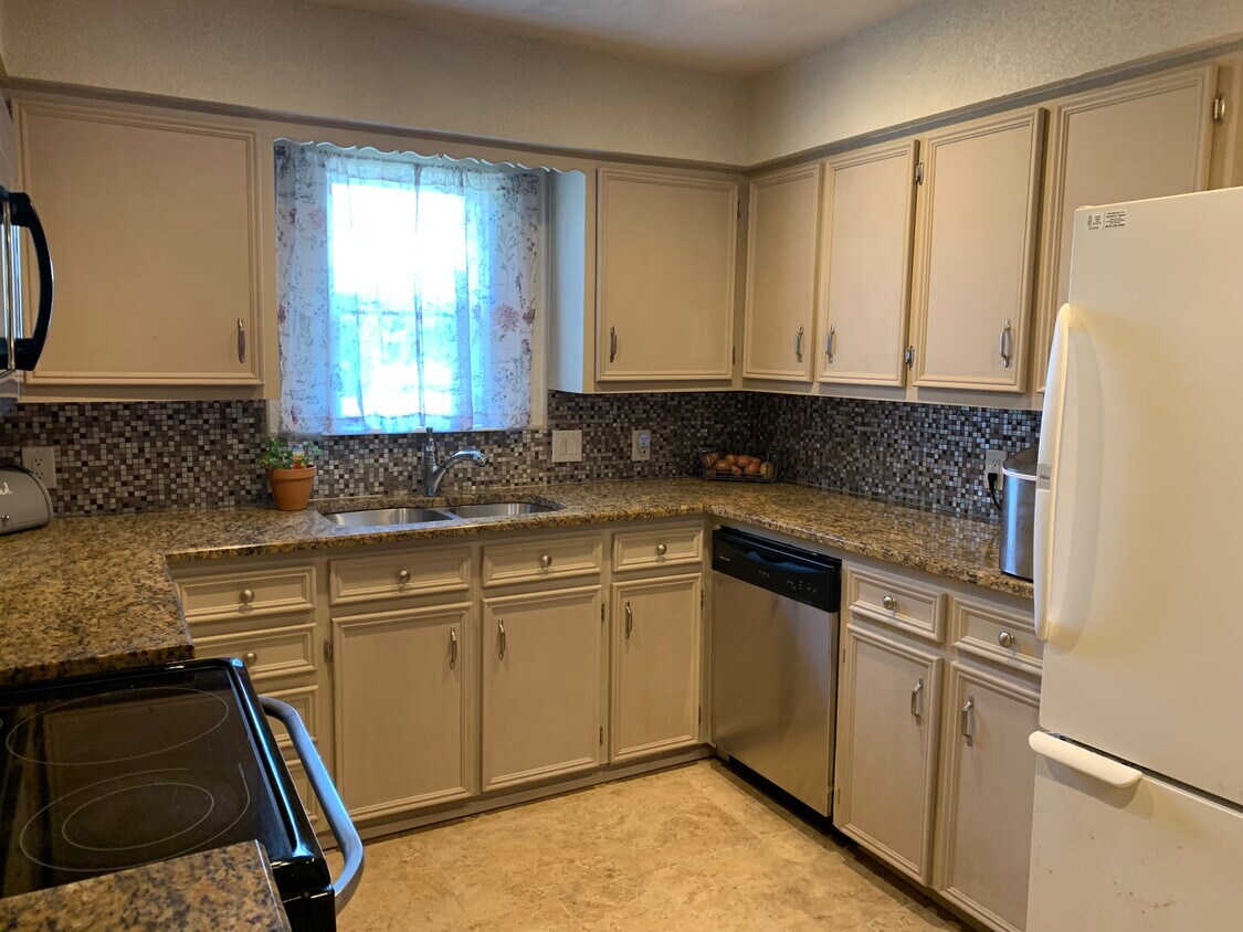 Kitchen - 305 Buckingham Rd