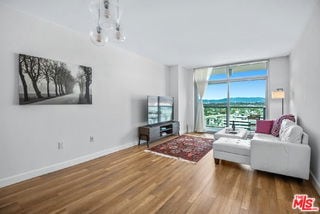 Building Photo - 13700 Marina Pointe Dr