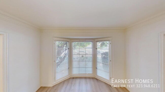 Building Photo - 127 N Doheny Dr