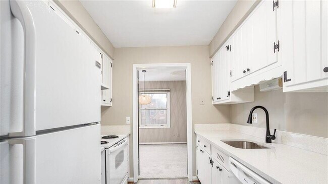 Kitchen - 19717 Fleetwood Dr
