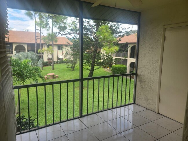 Foto del edificio - 317 Knotty Pine Cir