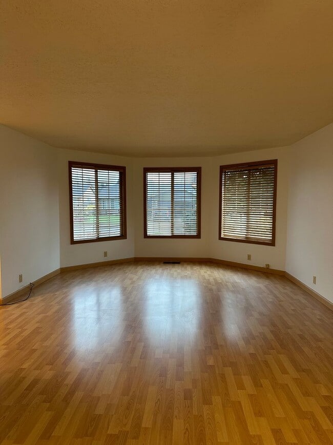 Building Photo - FREE RENT! Newly Updated Single Level Home in Established Keizer Neighborhood