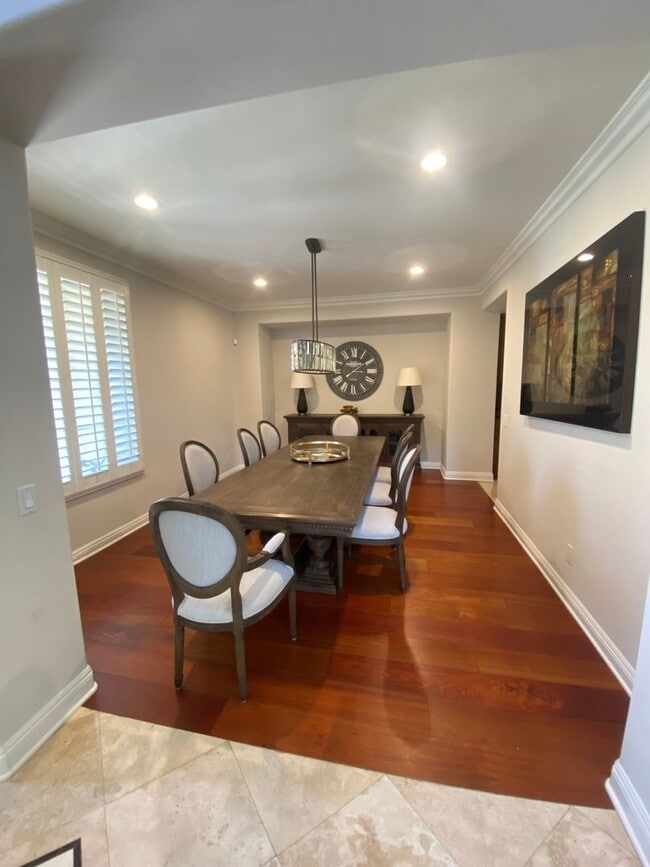 Foto del edificio - Luxurious 4 Bedroom Fullerton House For Re...