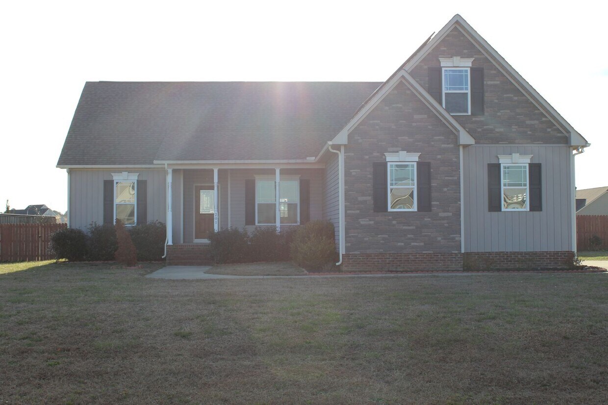 Foto principal - 3 Bed/2 Bath w/ Finished Bonus Room