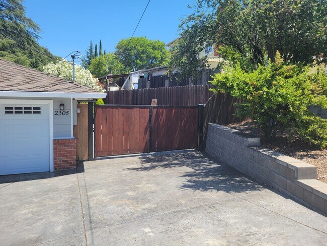 Building Photo - Super Charming Single Level Rancher
