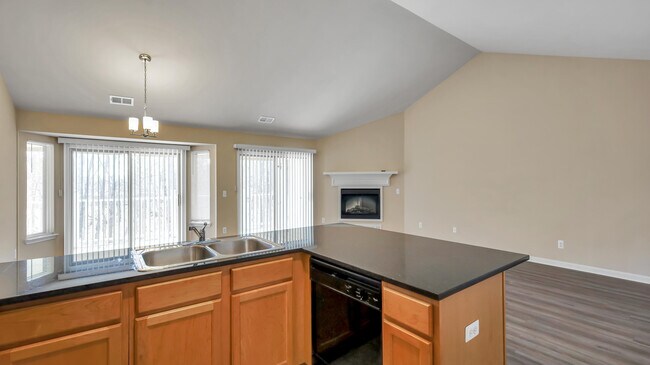 Foto del edificio - 5593 Stoney Pl N