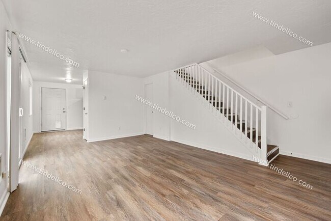 Foto del edificio - 3 Bedroom Home with New LVP, Fenced Yard & Attached Garage located on Cul-De-Sac!