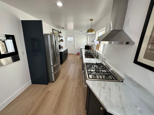 Foto del edificio - Gorgeous updated Midtown home!