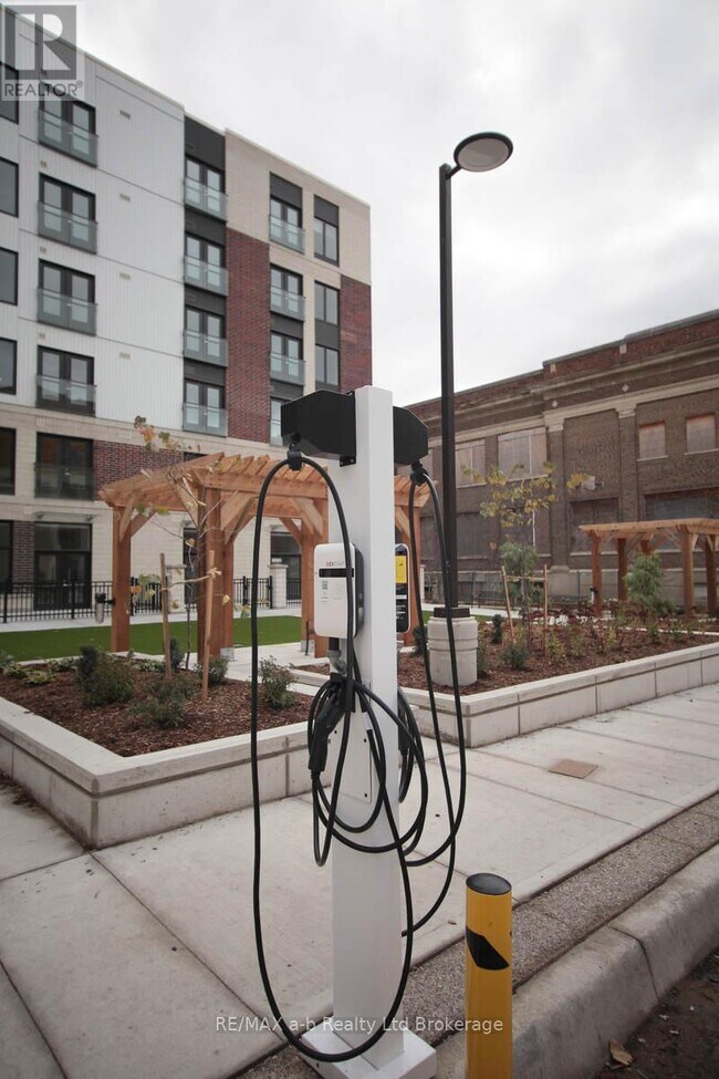 Building Photo - 370 South St