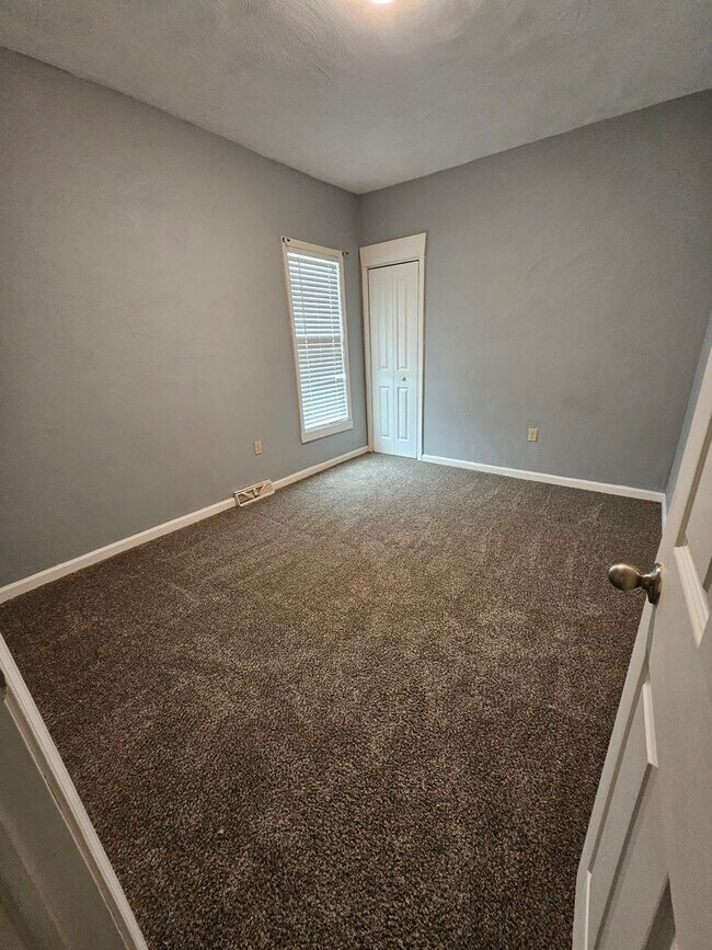 Foto del edificio - Lower 2 bedroom unit East Side