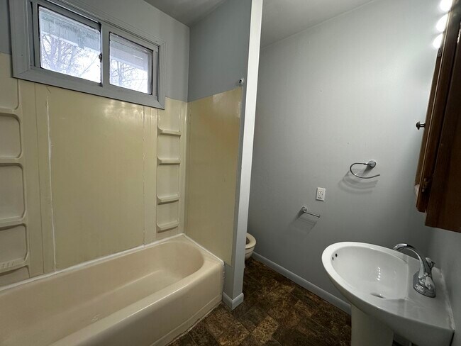 Building Photo - 27 State-S