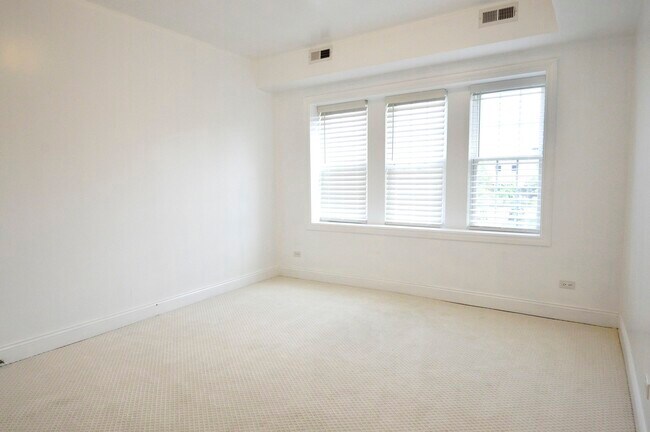 Foto del edificio - 2343 W Irving Park Rd