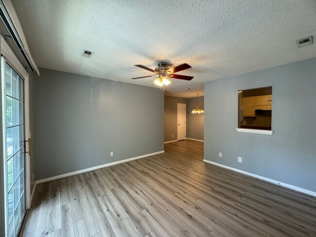 Building Photo - 2Bedroom Condo in Greensboro