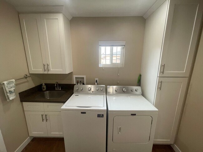 Foto del edificio - Beautifully Renovated 2-Bedroom Front Home...