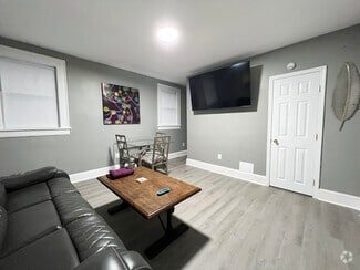 Building Photo - 817 Ferdinand Ave SW