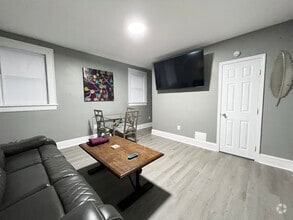 Building Photo - 817 Ferdinand Ave SW